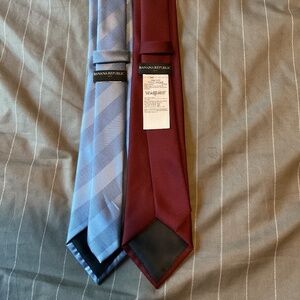 2 men’s Banana republic neck ties.